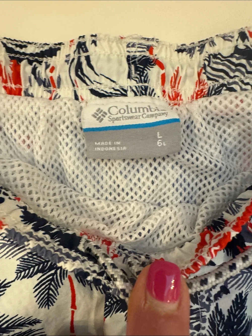 Men’s Sz Large Columbia Swim Shorts w/ pockets and back zip pocket.